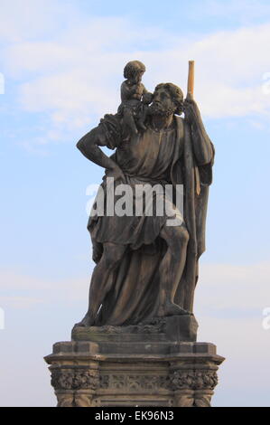 Statue de Saint Christophe à Charles Bridge, Prague Banque D'Images