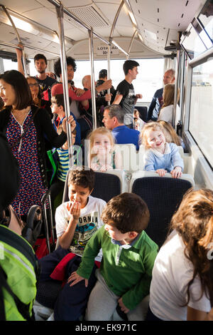 Passagers en bus navette prendre transfer coach (sur l'aire de chargement) à partir de la salle d'embarquement à bord d'avion de l'air / avion / artisanat / avion Banque D'Images