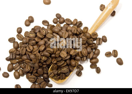 Café en grains isolated on white Banque D'Images