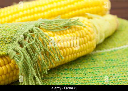 Couché sur le tapis de maïs Banque D'Images