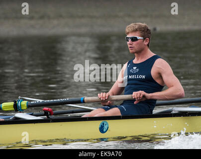 Londres, Royaume-Uni. 8 avril, 2015. L'Université d'Oxford [AVC] Constantine LouLoudis pendant Tideway Semaine en prévision de la BNY Mellon Boat Race. Crédit : Stephen Bartholomew/Alamy Live News Banque D'Images