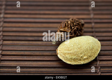 Les amandes et les noix sur une natte de bambou Banque D'Images