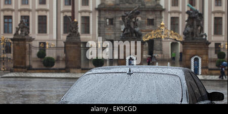 Location de standing dans la pluie Banque D'Images