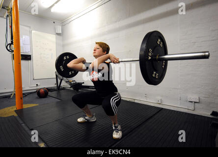 L'haltérophile 17 yr old Josie Calvert Briggs en formation à la salle de sport de ZT Hove . Josie est un de seulement 2 femmes haltérophiles à Sussex et elle se prépare pour des concours photo Mars 2010 Banque D'Images