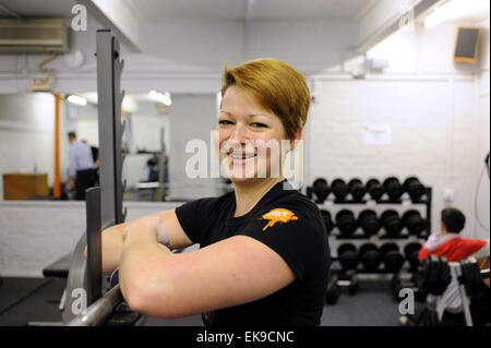 L'haltérophile 17 yr old Josie Calvert Briggs en formation à la salle de sport de ZT Hove . Josie est un de seulement 2 femmes haltérophiles à Sussex et elle se prépare pour des concours photo Mars 2010 Banque D'Images