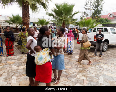 Les femmes congolaises avec les enfants à l'extérieur, Goma, dans la Province du Nord Kivu, République démocratique du Congo ( RDC ), l'Afrique Banque D'Images