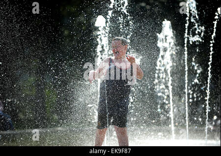 Tullamore, Irlande. 8 avril, 2015. 8 Paddy Delaney, refroidissement par Tullamore Town Park, Co Offaly, Irlande. Credit : James Flynn/Alamy Live News Banque D'Images