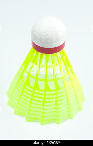 Badminton volant jaune isolated on white Banque D'Images