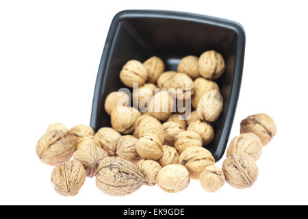 Les noix dans un bol isolated on white Banque D'Images