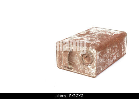 Rusty metal pouvez isolé sur fond blanc Banque D'Images