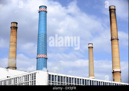 Shot industrielle avec quatre tours de fumée d'une centrale thermique Banque D'Images