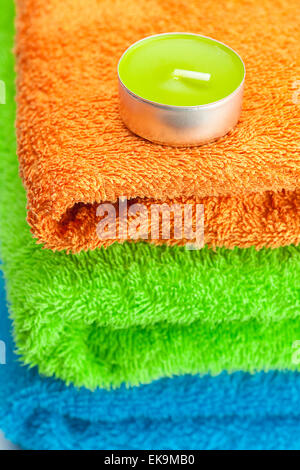 Contexte des trois multi colored Terry , et la bougie Banque D'Images