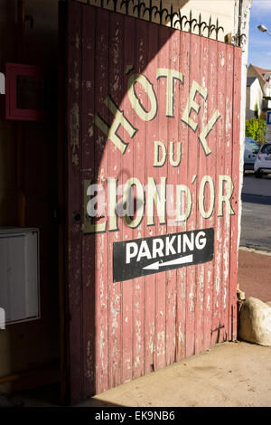 Entrée de l'Hôtel du Lion d'Or de stationnement, Beaumont le Roger, Normandie, France Banque D'Images