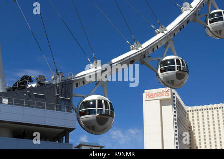 Las Vegas, NV, USA - Le 24 mars 2015 : High Roller grande roue sur le Strip à Las Vegas montrant ride de gousses et de l'Harrah's Banque D'Images