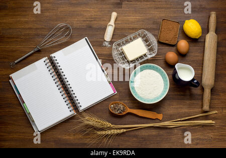 Gâteau de cuisson en milieu rural - cuisine recette de pâte à modeler ingrédients (oeufs, farine, lait, beurre, sucre) sur table en bois vintage à partir de ci-dessus. Banque D'Images