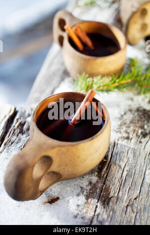 Vin chaud servi de kuksa ,coupe en bois spécialement Banque D'Images