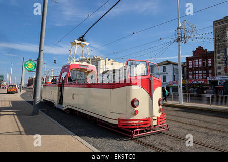 Blackpool, Royaume-Uni. 8 avril, 2015. Météo France : La tête ouverte living heritage les trams étaient le long de la promenade de Blackpool aujourd'hui comme le centre de villégiature apprécié des températures supérieures à la moyenne. Crédit : Paul Melling/Alamy Live News Banque D'Images