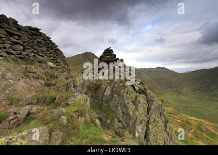 Vue paysage sur la crête du sommet d'une faible baisse, Brochet Fairfield Horseshoe fells, Parc National de Lake District, Cumbria County, Banque D'Images