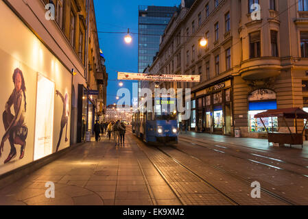 La rue Ilica, dans le centre de Zagreb, menant à de la place principale, Croatie Banque D'Images