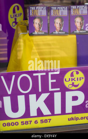 Ramsgate, Kent, l'Ile de France 08 avril 2015 le livre de Nigel Farage 'La Révolution pourpre' dans la fenêtre de l'UKIP Ramsgate, au sud de la campagne électorale de Thanet offices qui est en cours d'fiercley ont combattu par plusieurs candidats y compris Nigel Farage, chef de l'UKIP. Crédit : Jeff Gilbert/Alamy Live News Banque D'Images