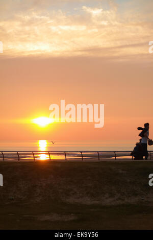 Blackpool, Royaume-Uni. 8 avril, 2015. Météo France : une journée chaude et ensoleillée vient à sa conclusion à Blackpool avec une amende au coucher du soleil. Crédit : Gary Telford/Alamy live news Banque D'Images