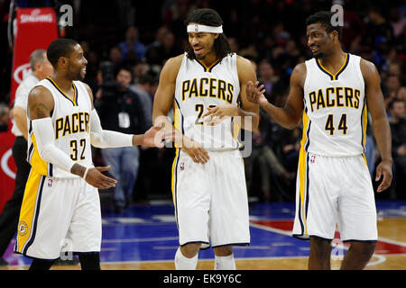 New York, New York, USA. 8Th apr 2015. Inspecter la voiture de police poignardée basket-ball player Chris Copeland 1extérieur Chêne de nuit à Chelsea. Copeland, qui est un ancien membre des New York Knicks et joue maintenant pour les Indiana Pacers a été poignardé dans l'abdomen et son épouse en chute lors d'une argumen le club extérieur. Deux Atlanta Hawks ont été parmi ceux qui ont été arrêtés. Photo - 10 janvier 2015 - Indiana Pacers LE JUGE EN CHEF DE LA GARDE Watson (32), Chris Copeland (22) et Salomon avant Hill (44) parler de tout cela qu'ils se rendent à la cour. Indiana Pacers et le Philadelphia 76ers à th Banque D'Images