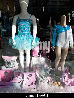 Costumes de ballet pour enfants affiche en vitrine, Londres Banque D'Images