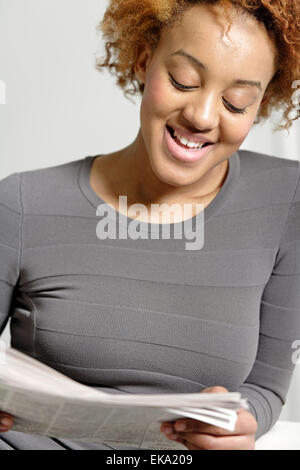 Woman Reading nouveau spaper Banque D'Images