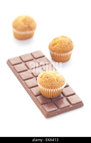 Bar de chocolat noir et un muffin isolated on white Banque D'Images