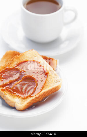 Du thé et des toasts avec le caramel isolated on white Banque D'Images