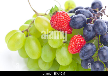 Tas de raisins blancs et noirs et les fraises isolé sur whi Banque D'Images