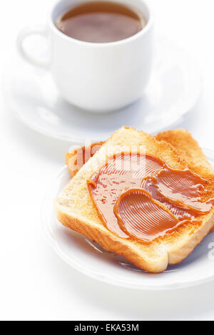 Du thé et des toasts avec le caramel isolated on white Banque D'Images