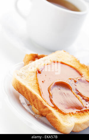 Du thé et des toasts avec le caramel isolated on white Banque D'Images