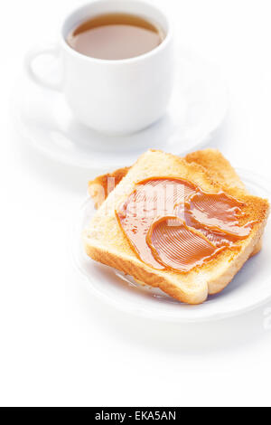 Du thé et des toasts avec le caramel isolated on white Banque D'Images