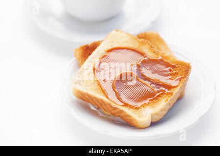 Du thé et des toasts avec le caramel isolated on white Banque D'Images