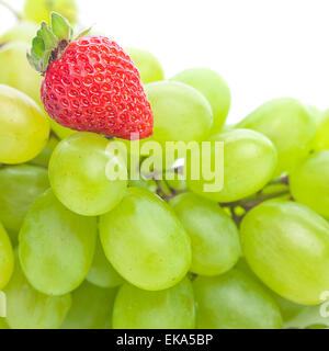 Bouquet de raisin blanc et fraises Banque D'Images