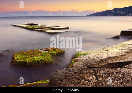 Magnifique coucher de soleil paysage en Crimée avec une longue exposition. La mer Noire Banque D'Images