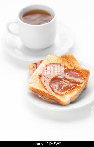 Du thé et des toasts avec le caramel isolated on white Banque D'Images