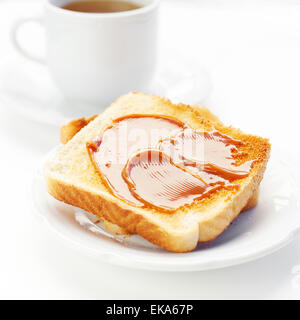 Du thé et des toasts avec le caramel isolated on white Banque D'Images