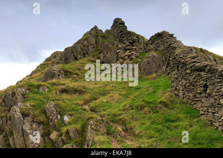 Vue paysage sur la crête du sommet d'une faible baisse, Brochet Fairfield Horseshoe fells, Parc National de Lake District, Cumbria County, Banque D'Images