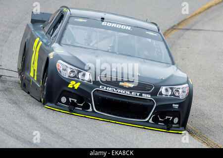 Richmond, VA, États-Unis d'Amérique. 14Th Mar, 2015. Richmond, VA - Apr 08, 2015 : Jeff Gordon (24) prend la piste pour les essais au Richmond International Racewaay à Richmond, VA. © csm/Alamy Live News Banque D'Images