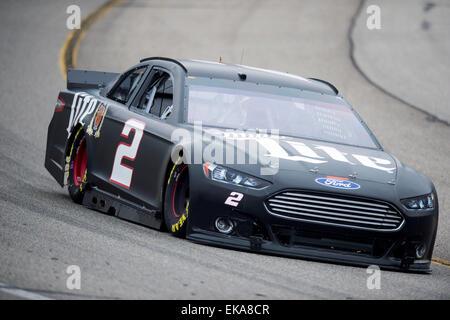 Richmond, VA, États-Unis d'Amérique. 14Th Mar, 2015. Richmond, VA - Apr 08, 2015 : Brad Keselowski (2) prend la piste pour les essais au Richmond International Racewaay à Richmond, VA. © csm/Alamy Live News Banque D'Images