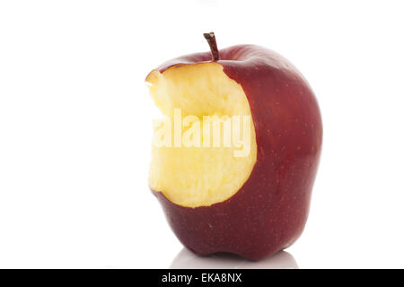 En partie mangé une pomme rouge vif sur fond blanc avec reflective surface Banque D'Images