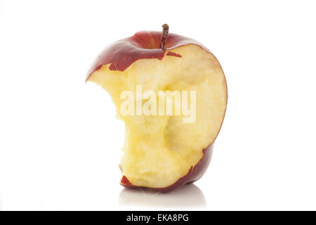 En partie mangé une pomme rouge vif sur fond blanc avec reflective surface Banque D'Images