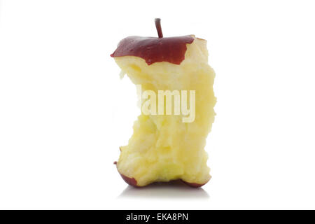 Une pomme rouge vif en partie eatten sur fond blanc Banque D'Images