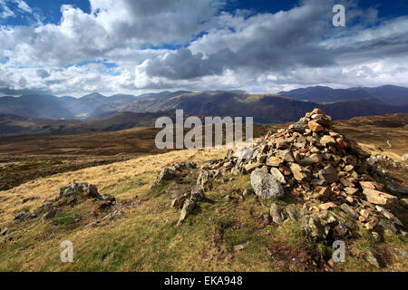 L'ordonnance Survey Trig point au sommet du siège sont tombés de haut, Parc National de Lake district, comté de Cumbria, Angleterre, Royaume-Uni. Banque D'Images