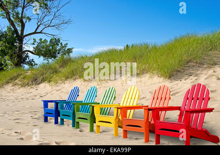 Ligne de plage multicolores dans le sable. Banque D'Images