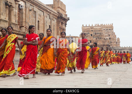 Un groupe de pèlerins à pied femelle à travers les complexités du Temple Brihadeeswarar à Tanjore Banque D'Images