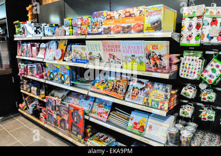 Livres pour enfants et jouets sur les étagères de la boutique d'une station d'autoroute Banque D'Images