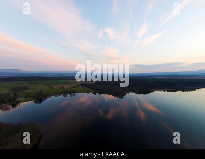 Lac de Menteith, Loch Lomond et les Trossachs National Park, Stirlingshire, Scotland, UK. 8 avril, 2015. Météo britannique. Coucher du soleil sur le lac de Menteith, Loch Lomond et les Trossachs National Park Stirlingshire Crédit : ALAN OLIVER/Alamy Live News Banque D'Images